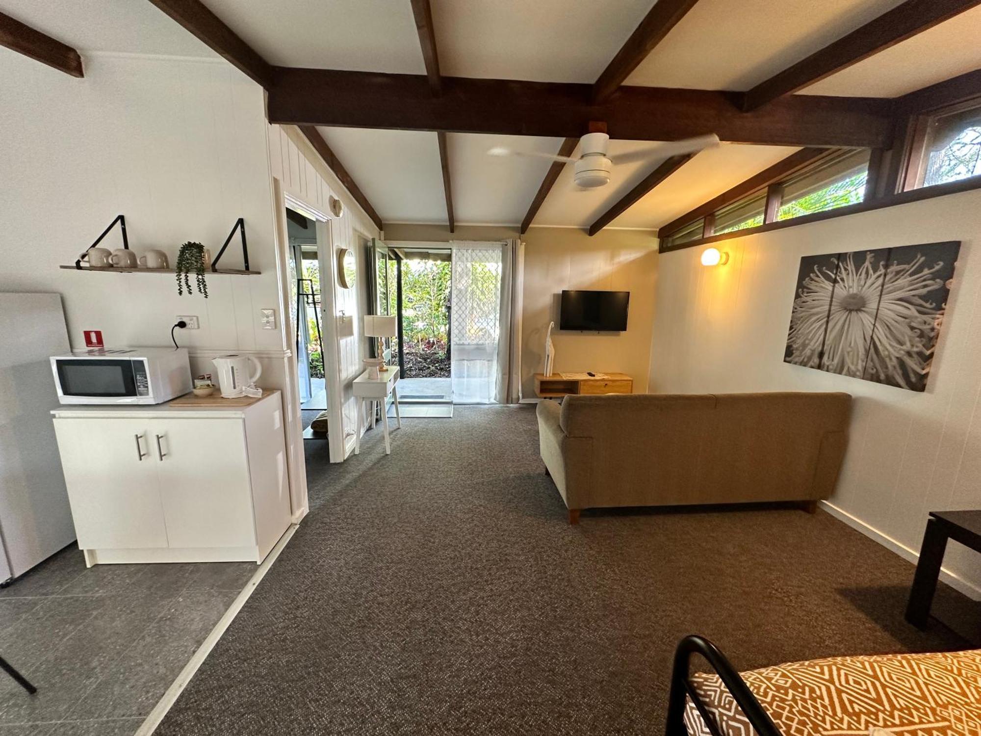 Colonial Village Hostel Hervey Bay